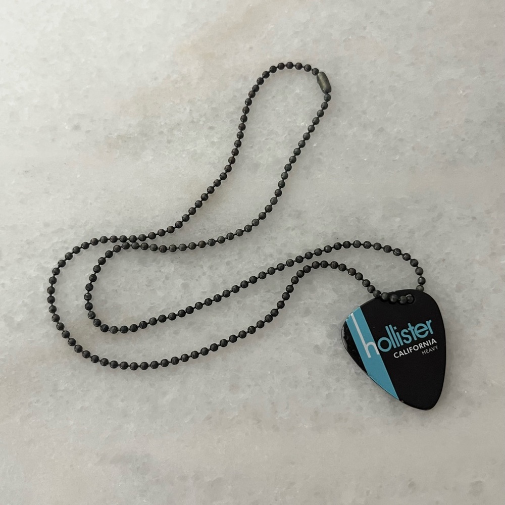 Y2K - Hollister Co. | Guitar Pick Necklace